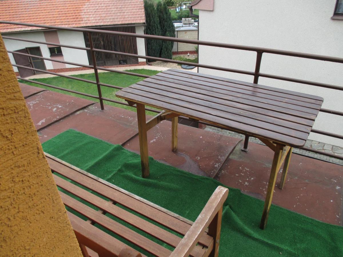 Ferienwohnung Rd Cerncin Bucovice Exterior foto
